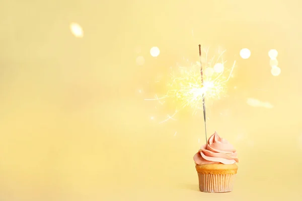薄黄色の背景にキラキラと誕生日カップケーキ テキストのスペース — ストック写真