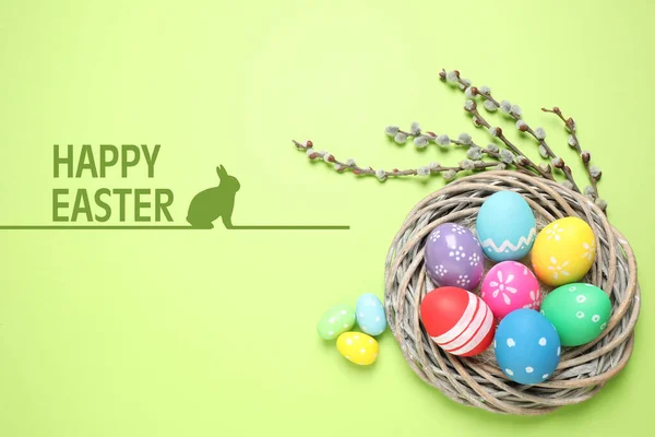 Parlak Yumurtalı Düz Kompozisyon Yeşil Arka Planda Mutlu Paskalyalar — Stok fotoğraf