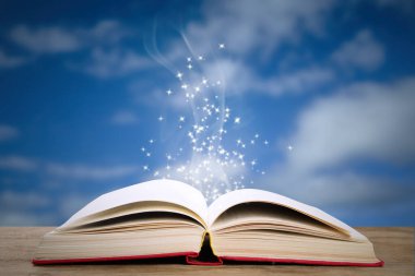 Tahta masada parlayan sihirli bir kitap. Peri masalı