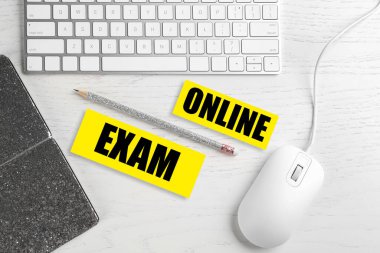 Beyaz ahşap masa üzerinde fare, klavye ve ifade ONLINE Exam ile düz kompozisyon yatıyordu