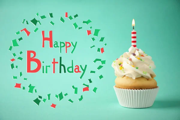 Tekst Gelukkige Verjaardag Heerlijke Cupcake Met Kaarsje Lichtgroene Achtergrond — Stockfoto