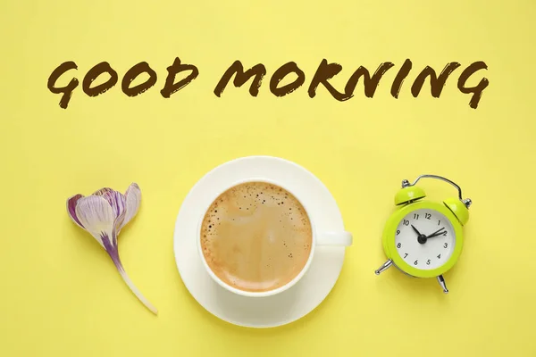 God Morgon Läcker Morgon Kaffe Väckarklocka Och Blomma Gul Bakgrund — Stockfoto