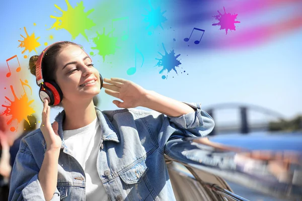 Jovem Com Fones Ouvido Ouvindo Música Livre — Fotografia de Stock