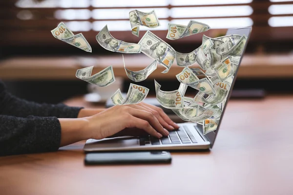 Женщина Современным Ноутбуком Банкнотами Столом Крупным Планом Люди Зарабатывают Деньги — стоковое фото