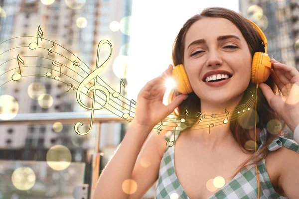 Schöne Junge Frau Hört Musik Mit Kopfhörern Freien — Stockfoto