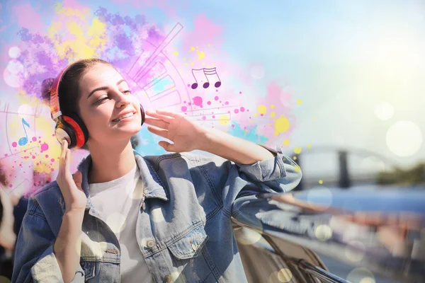 Junge Frau Mit Kopfhörern Hört Musik Freien — Stockfoto