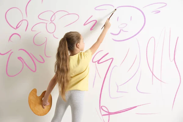 Małe Dziecko Rysunek Bazgroły Białej Ścianie Pomieszczeniach — Zdjęcie stockowe