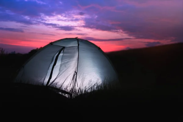 Moderna Tenda Campeggio Incandescente Nel Crepuscolo All Aperto — Foto Stock