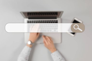 Masada modern laptop kullanan internet tarayıcı ve kadın arama çubuğu, üst görünüm