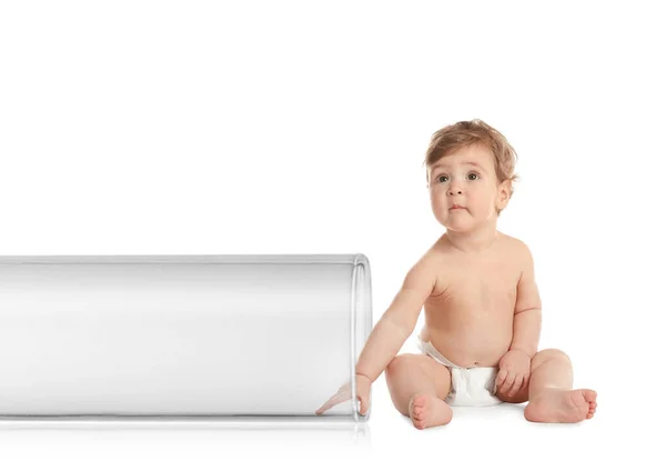 배경에 아기와 시험관 — 스톡 사진