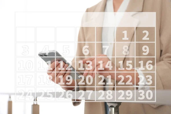 Kalender Vrouw Met Moderne Smartphone Binnen Close — Stockfoto