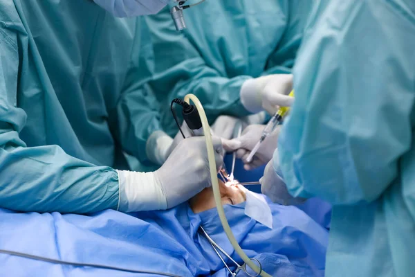 Zespół Profesjonalnych Lekarzy Wykonujących Operacje Sali Operacyjnej — Zdjęcie stockowe