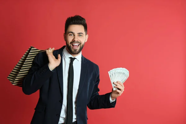 Young Man Money Shopping Bag Crimson Background — Stock Photo, Image