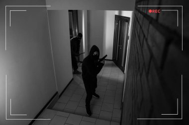 Koridorda silahlı maskeli tehlikeli suçlular, CCTV kamerasından görüntüleniyor.