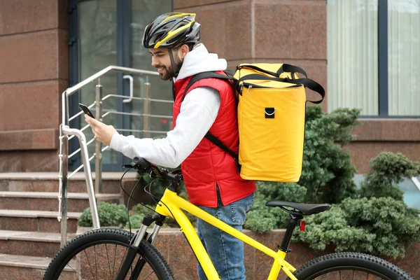 Correio Com Bolsa Térmica Bicicleta Telefone Celular Rua Cidade Serviço — Fotografia de Stock