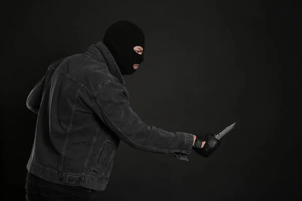 Man Mask Med Kniv Svart Bakgrund Farlig Brottsling — Stockfoto