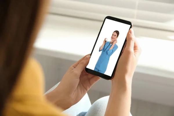 Mulher Usando Smartphone Para Consulta Line Com Médico Chat Vídeo — Fotografia de Stock