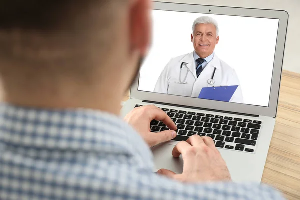 Homem Usando Laptop Mesa Para Consulta Line Com Médico Chat — Fotografia de Stock