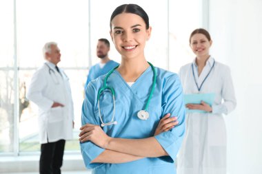 Genç doktor ve iş arkadaşları hastanede. Tıbbi hizmet
