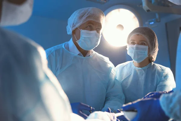 Ομάδα Επαγγελματιών Ιατρών Που Εκτελούν Χειρουργική Επέμβαση Στο Χειρουργείο — Φωτογραφία Αρχείου