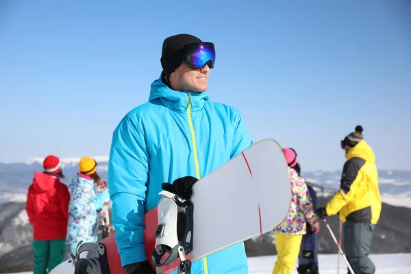 Man Med Snowboard Skidorten Vintersemester — Stockfoto