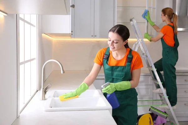 Team Van Professionele Conciërges Schoonmaken Van Moderne Keuken — Stockfoto