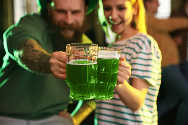 Mujer Joven Hombre Tostando Con Cerveza Verde Pub Centran Los —  Fotos de Stock