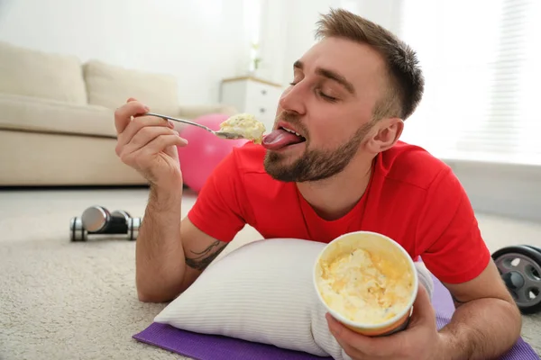 懒惰的年轻人吃冰淇淋而不是在家训练 — 图库照片