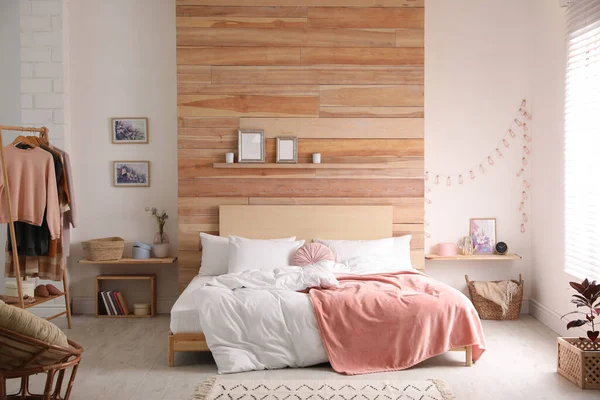 Ruangan Interior Bergaya Dengan Tempat Tidur Besar Yang Nyaman — Stok Foto