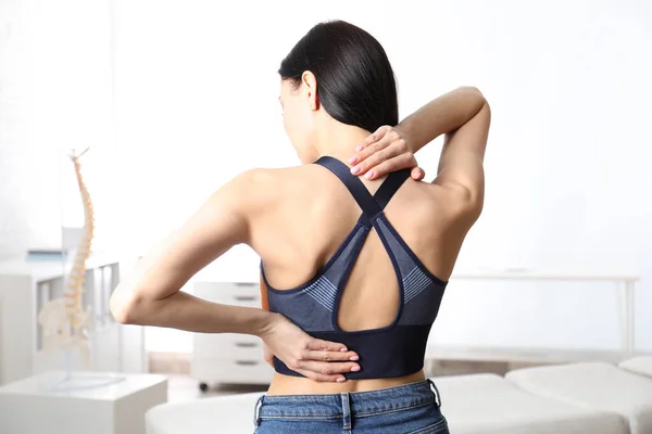 Mujer Que Sufre Dolor Espalda Clínica Ortopedista Visitante —  Fotos de Stock