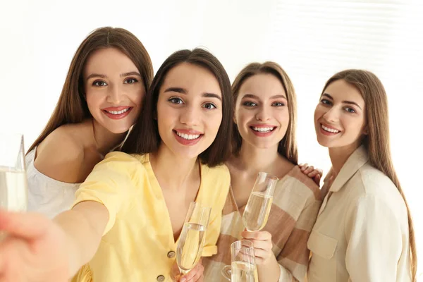 Прекрасные Юные Леди Шампанской Постели День Жінки — стокове фото