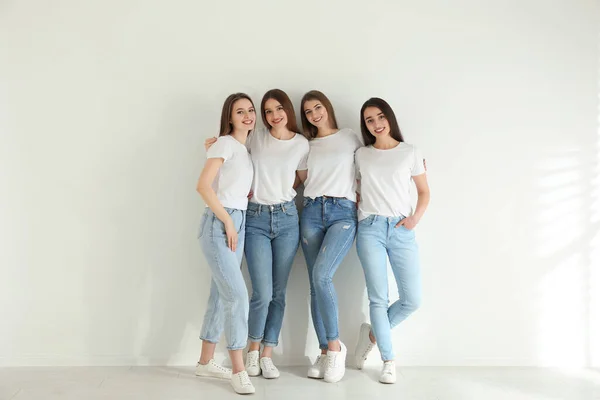 Hermosas Damas Jóvenes Jeans Camisetas Blancas Cerca Pared Luz Interior — Foto de Stock