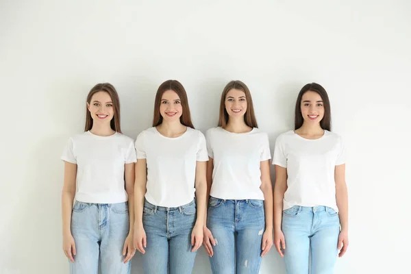 Όμορφες Νεαρές Κυρίες Τζιν Και Λευκά Μπλουζάκια Ελαφρύ Φόντο Ημέρα — Φωτογραφία Αρχείου