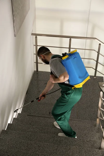 Trabajador Control Plagas Pulverización Uniforme Pesticidas Escaleras Interiores —  Fotos de Stock