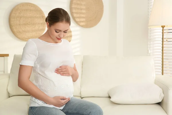 Νεαρή Έγκυος Γυναίκα Στον Καναπέ Στο Σπίτι Χώρος Για Κείμενο — Φωτογραφία Αρχείου