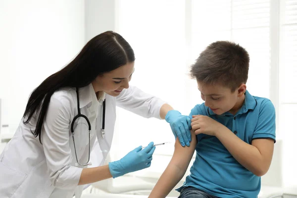 Médico Vacunando Niño Pequeño Una Clínica Moderna — Foto de Stock