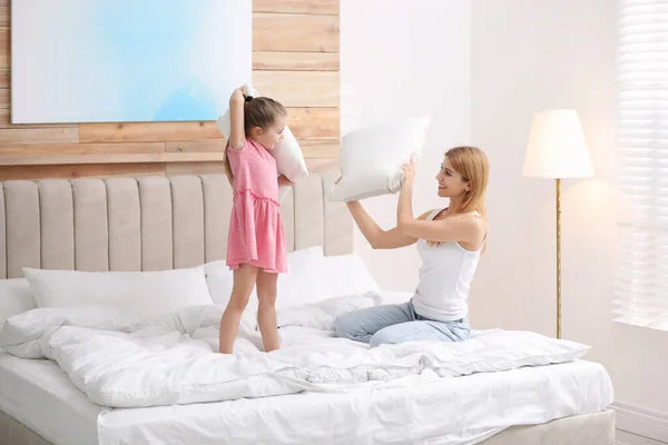 Madre Jugando Con Hijo Dormitorio Casa — Foto de Stock