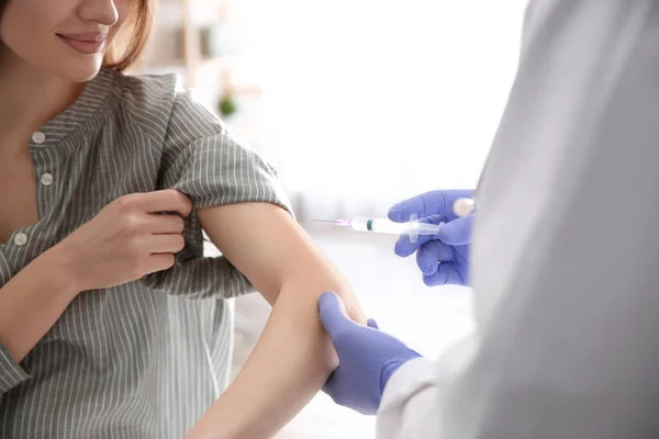 Läkaren Ger Injektionen Till Patienten Sjukhuset Närbild Vaccinationskoncept — Stockfoto