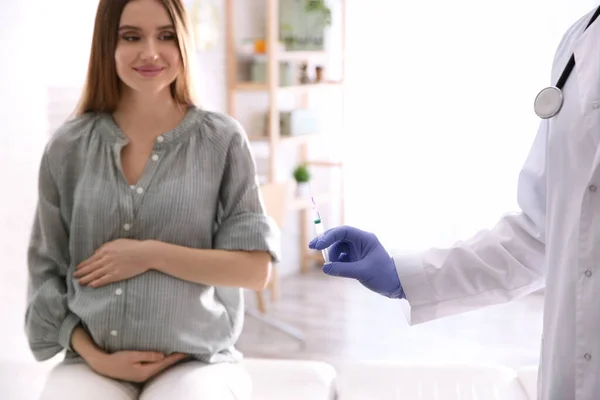 Doktor Dává Injekci Těhotné Ženě Nemocnici Koncepce Očkování — Stock fotografie