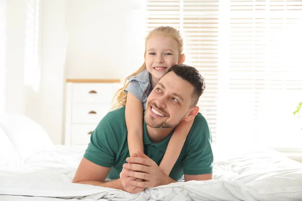 Pappa Och Dotter Umgås Hemma Grattis Fars Dag — Stockfoto