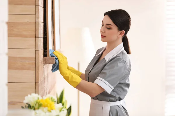 Young Chambermaid Wiping Dust Furniture Hotel Room — Stock Photo, Image