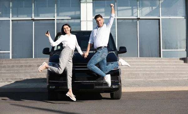 Casal Animado Com Chave Pulando Perto Carro Livre Compra Automóveis — Fotografia de Stock