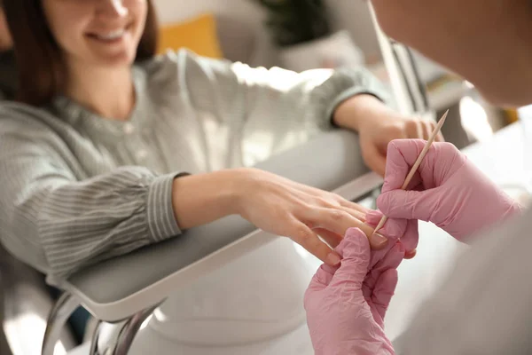 Manicurista Professionista Che Lavora Con Cliente Nel Salone Bellezza Primo — Foto Stock