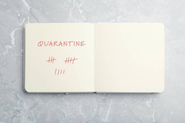 Not defterini mermer masanın üstünde aç, en üstte. Coronavirüs salgını sırasındaki karantina günleri sayılıyor 