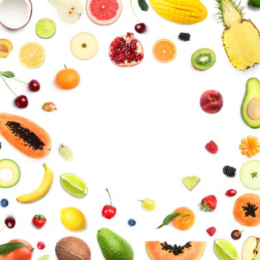 Beyaz arka planda farklı meyvelerle yapılmış çerçeve, düz yatıyordu