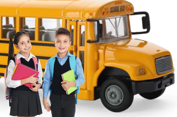 Gyerekek Hátizsákkal Sárga Iskolabusz Közelében Diákszállítás — Stock Fotó