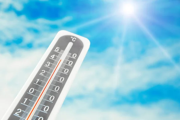 Weerthermometer Met Hoge Temperatuur Mooie Lucht Achtergrond Ruimte Voor Tekst — Stockfoto