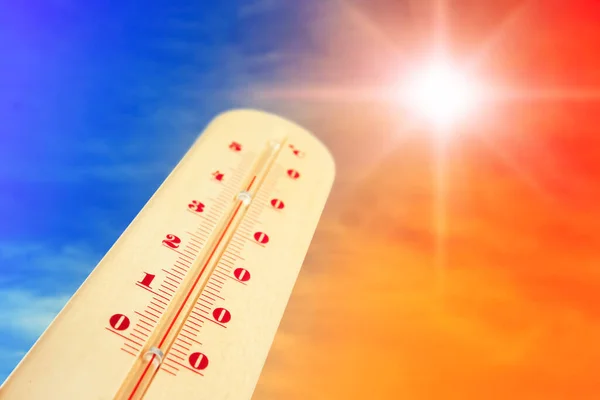 Időjárás Hőmérő Magas Hőmérséklettel Színes Háttérben Helyet Szöveg — Stock Fotó