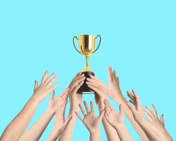 Pessoas Com Taça Troféu Dourado Fundo Turquesa Close — Fotografia de Stock