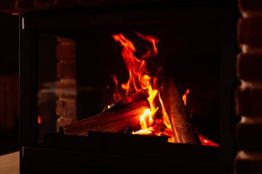 Yanan odunlu şömine, yakın çekim manzaralı. Kış tatili